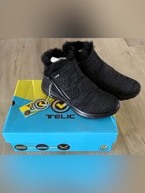 New with Tags: TELIC Black Knit Apres-Ski Recovery Boots with Faux-Fur Trim